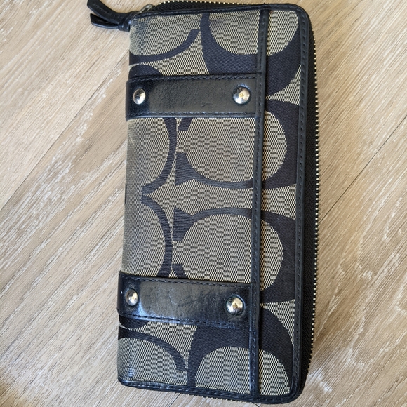 Coach Signature Wallet - Picture 2 of 3